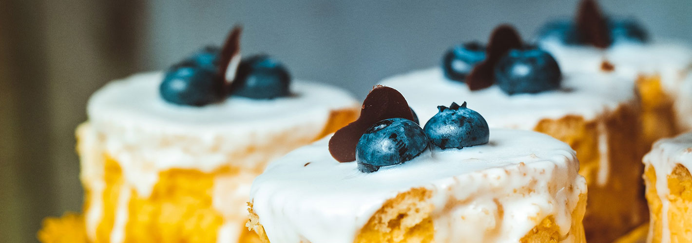 Törtchen mit Zuckerguss und Beeren