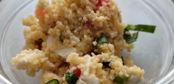 Couscous Salat mit frischen Gemüse und Fetakäse